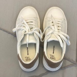 White Sneakers (NEW)